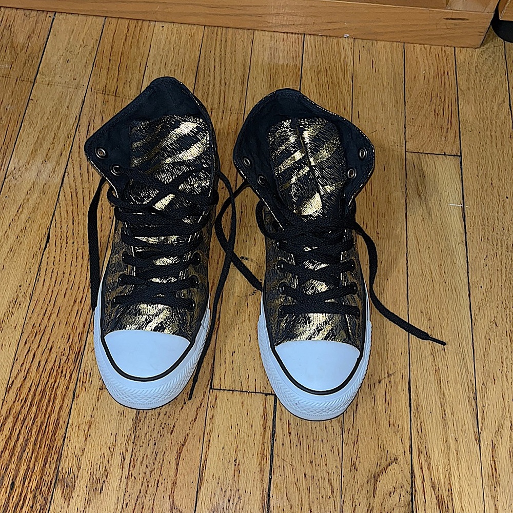 Womens size 9 converse!